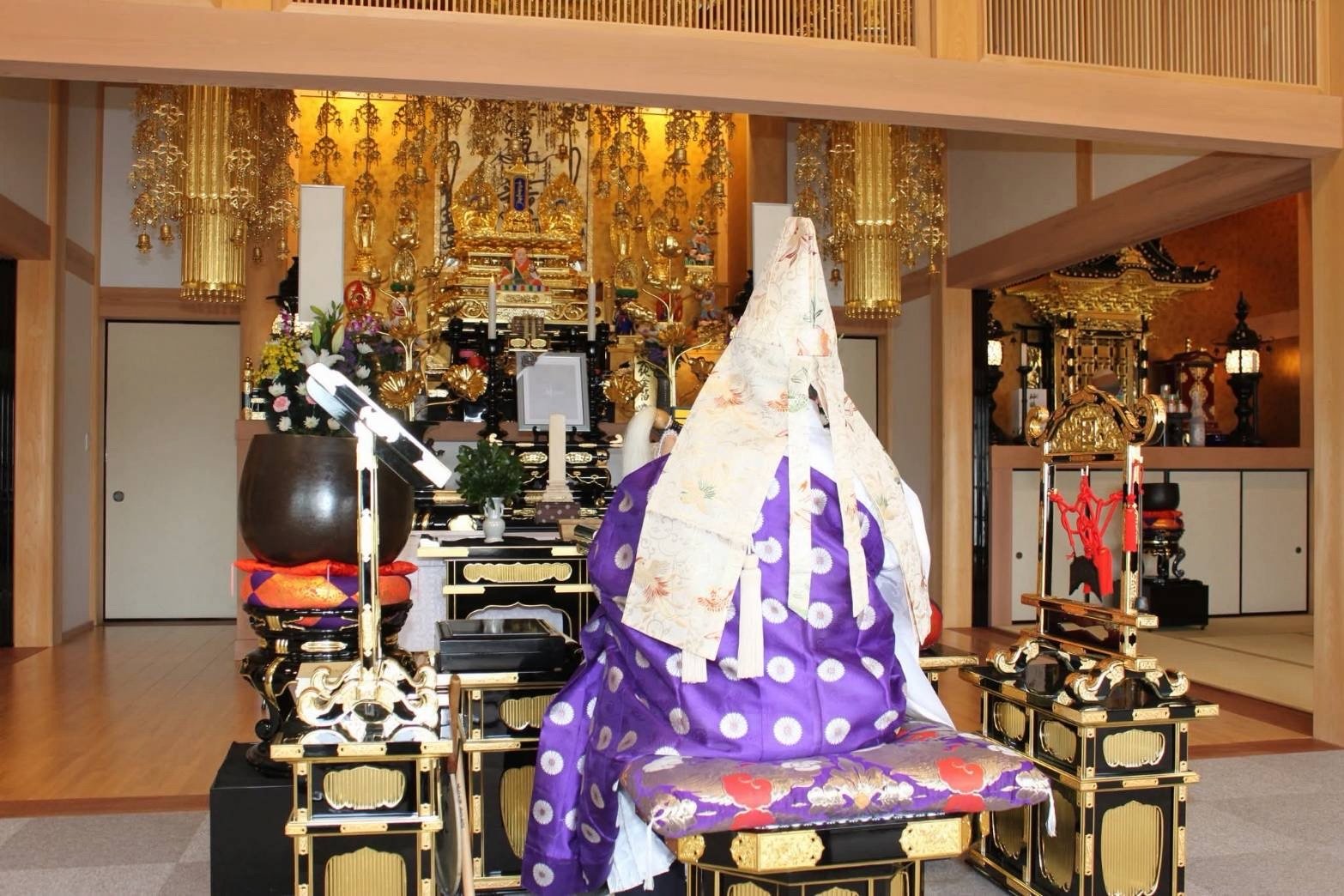 妙福寺の山門と参道、境内へ続く石畳を正面から撮った外観写真