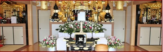 お花で送る家族葬の祭壇写真