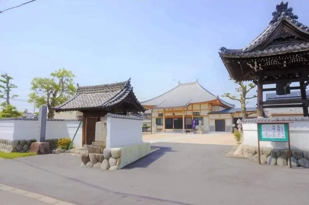 山門から妙福寺の本堂を望む境内の外観