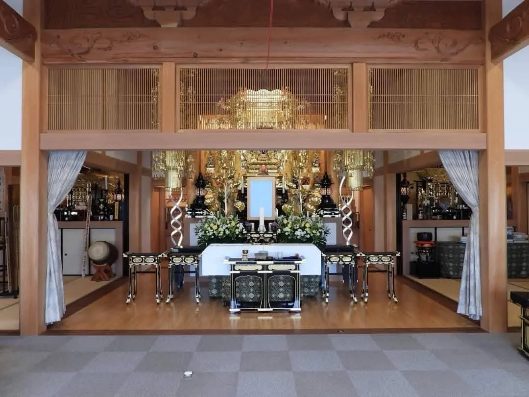 妙福寺の本堂内に整えられた祭壇