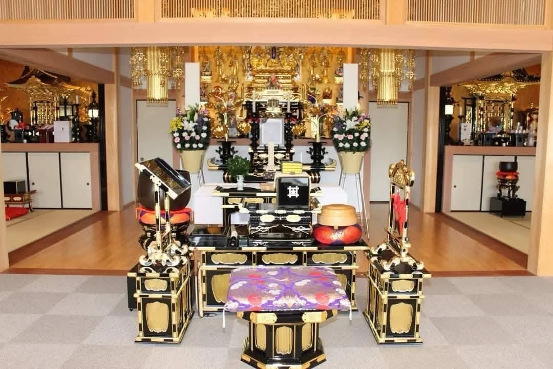 妙福寺の本堂に整えられた葬儀の祭壇