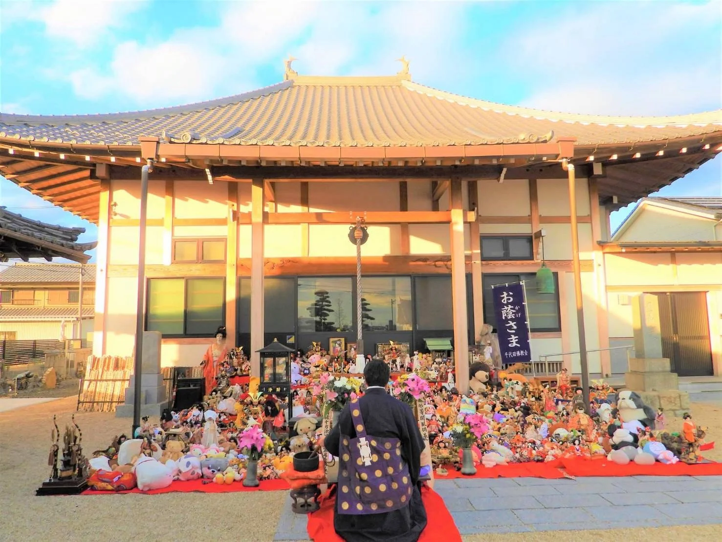 妙福寺の本堂前で行われる人形供養